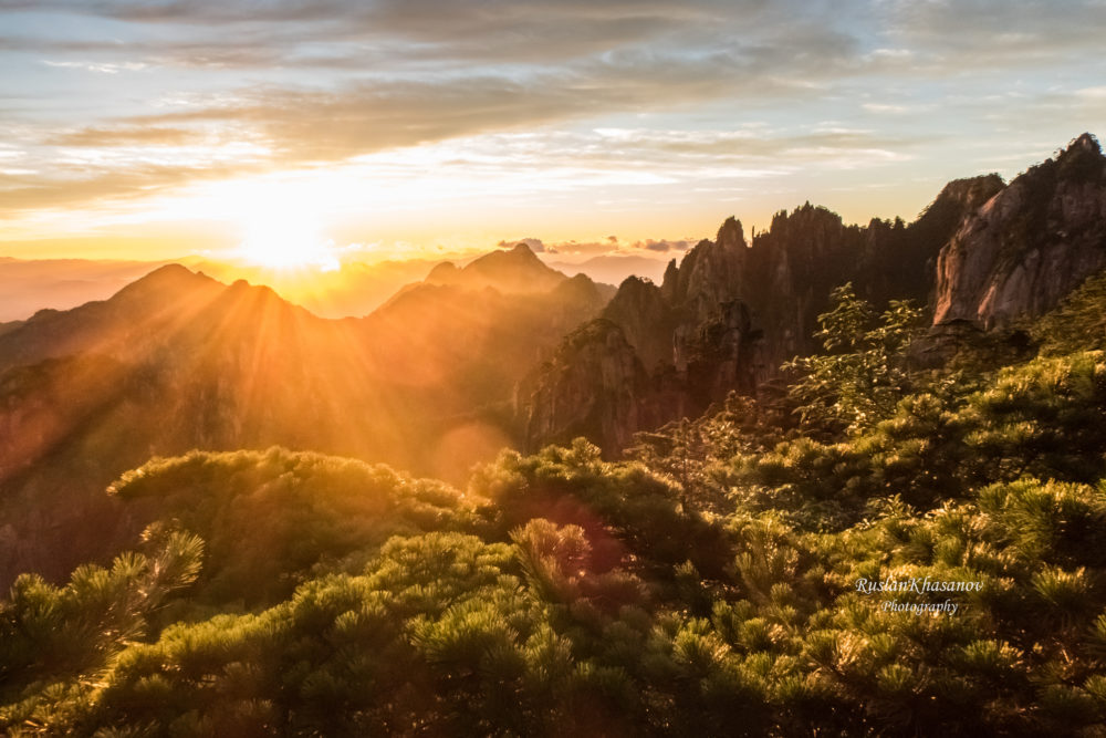 Mount Hua Sunrise by Ruslan Khasanov